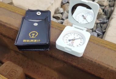 Pointer Rail Thermometer